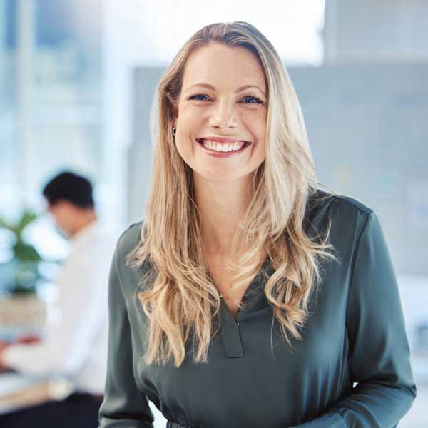 Mulher loira sorrindo em um escritório