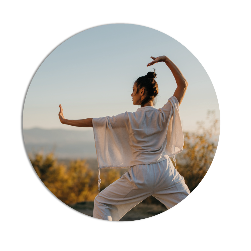 mulher praticando tai chi chuan